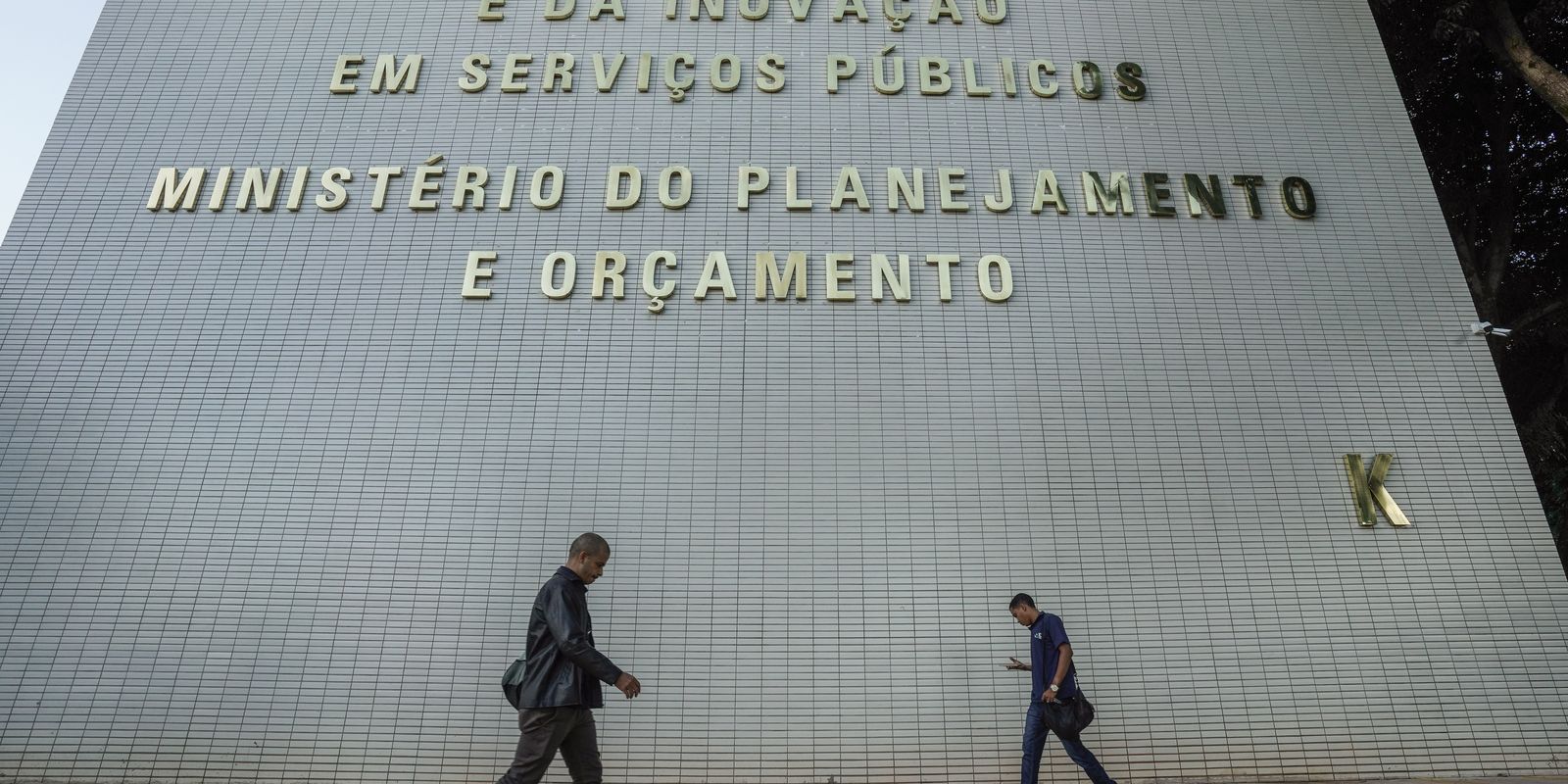 Governo planeja remanejar recursos no orçamento de 2027