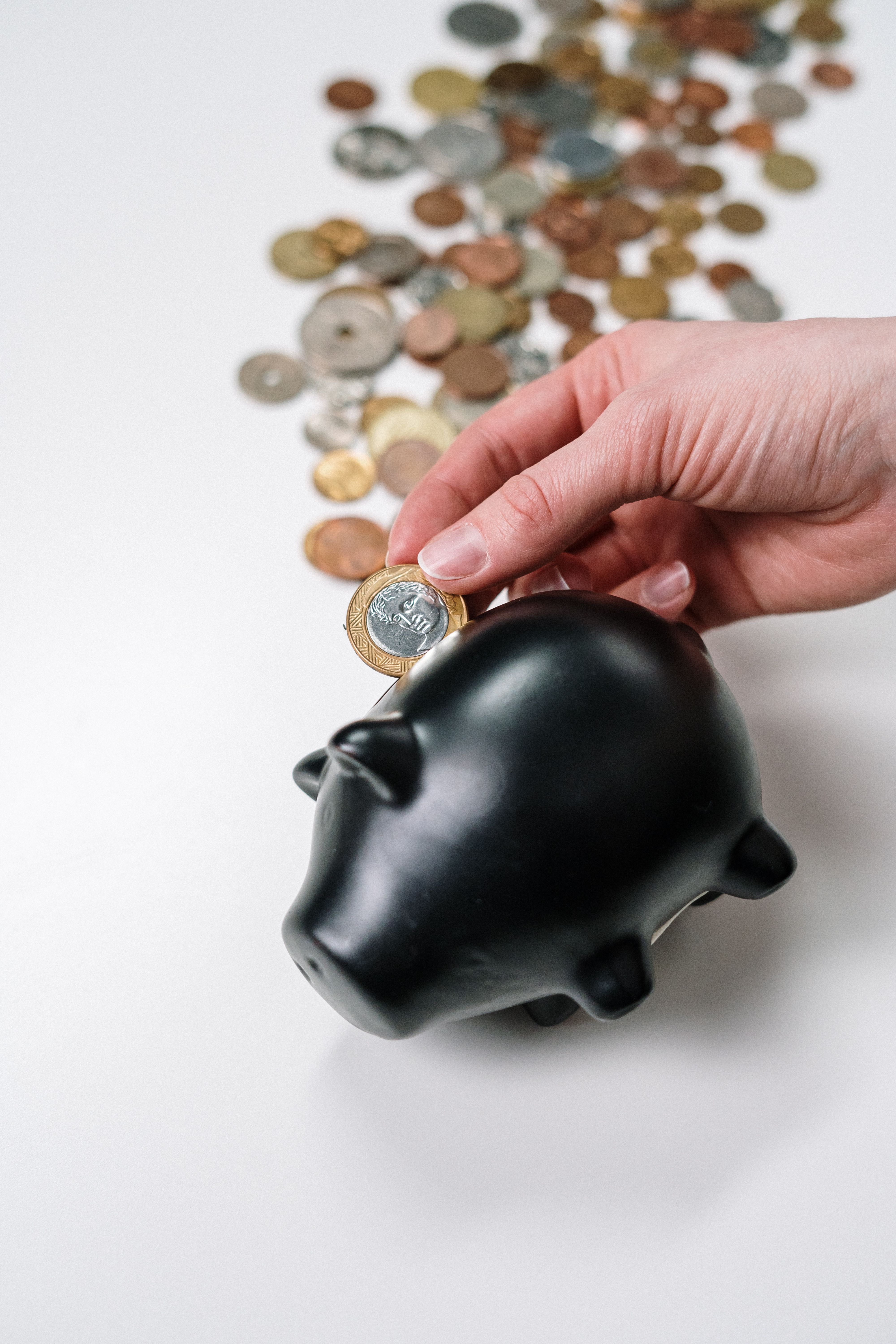 Haja cofrinho! Borracheiro usa milhares de moedas de R$ 1 para comprar carro