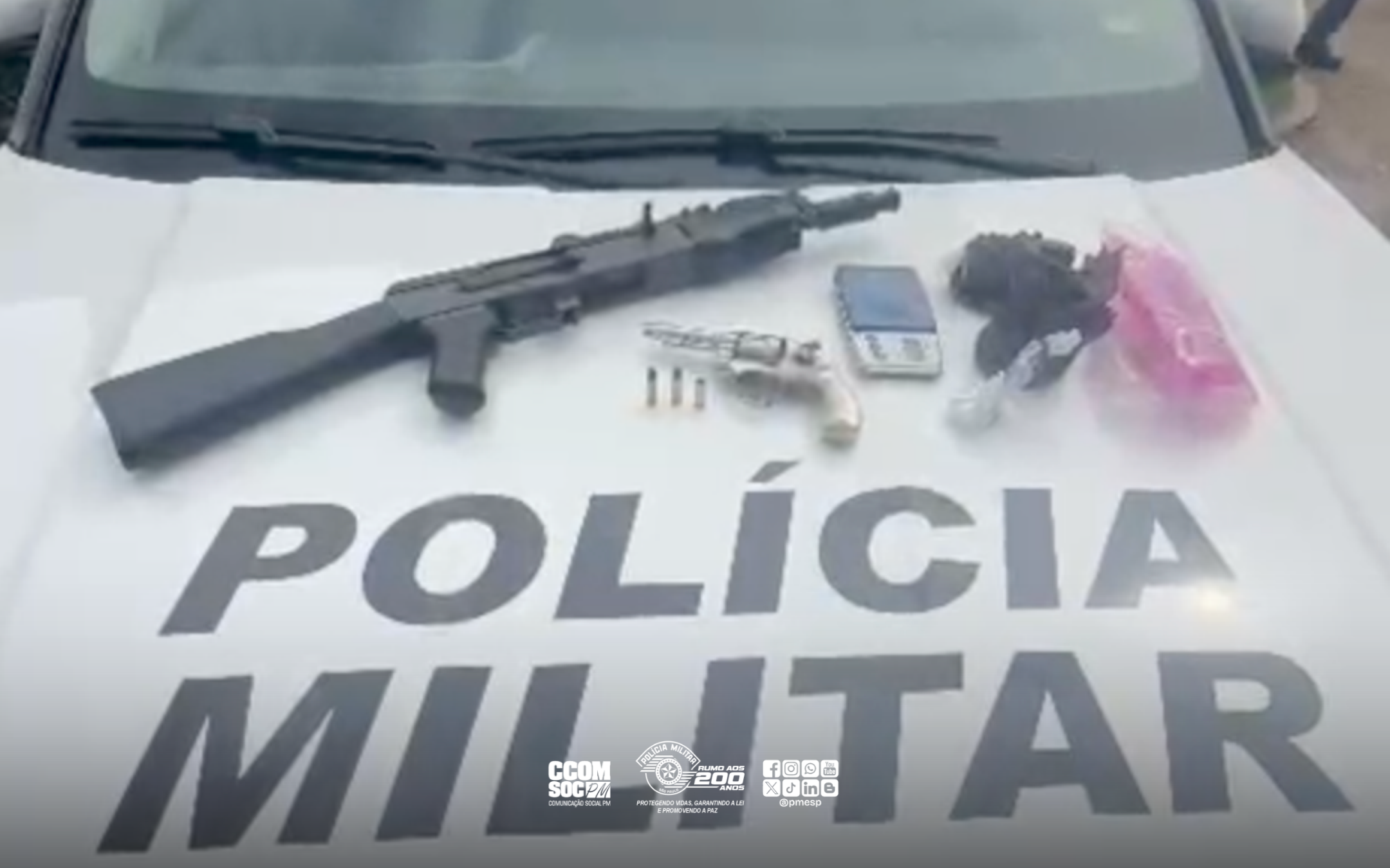 Homem agride companheira e é preso pela PM com arma e drogas
