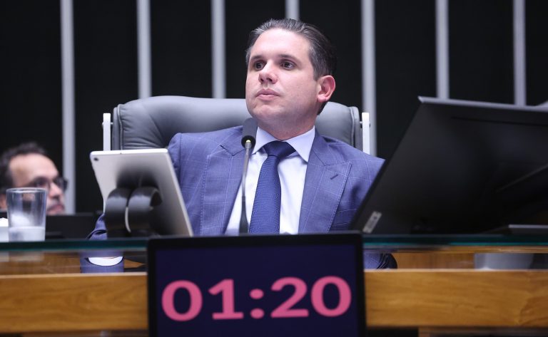 Hugo Motta celebra aprovação do fim da escala 6x1 pelo Senado Federal