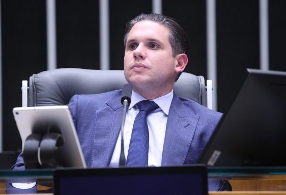 Hugo motta celebra votação do novo teto do mei na câmara dos deputados