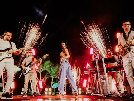 Larissa vira a chave e apresenta nova identidade com o álbum “Arrocha Gostosinho”