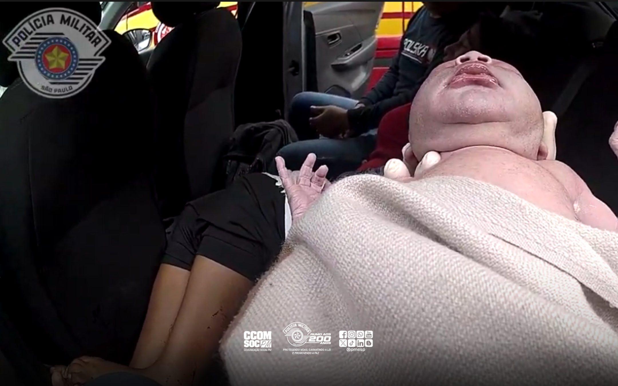 Mãe boliviana dá à luz em carro de aplicativo e policiais socorrem família no Centro de SP