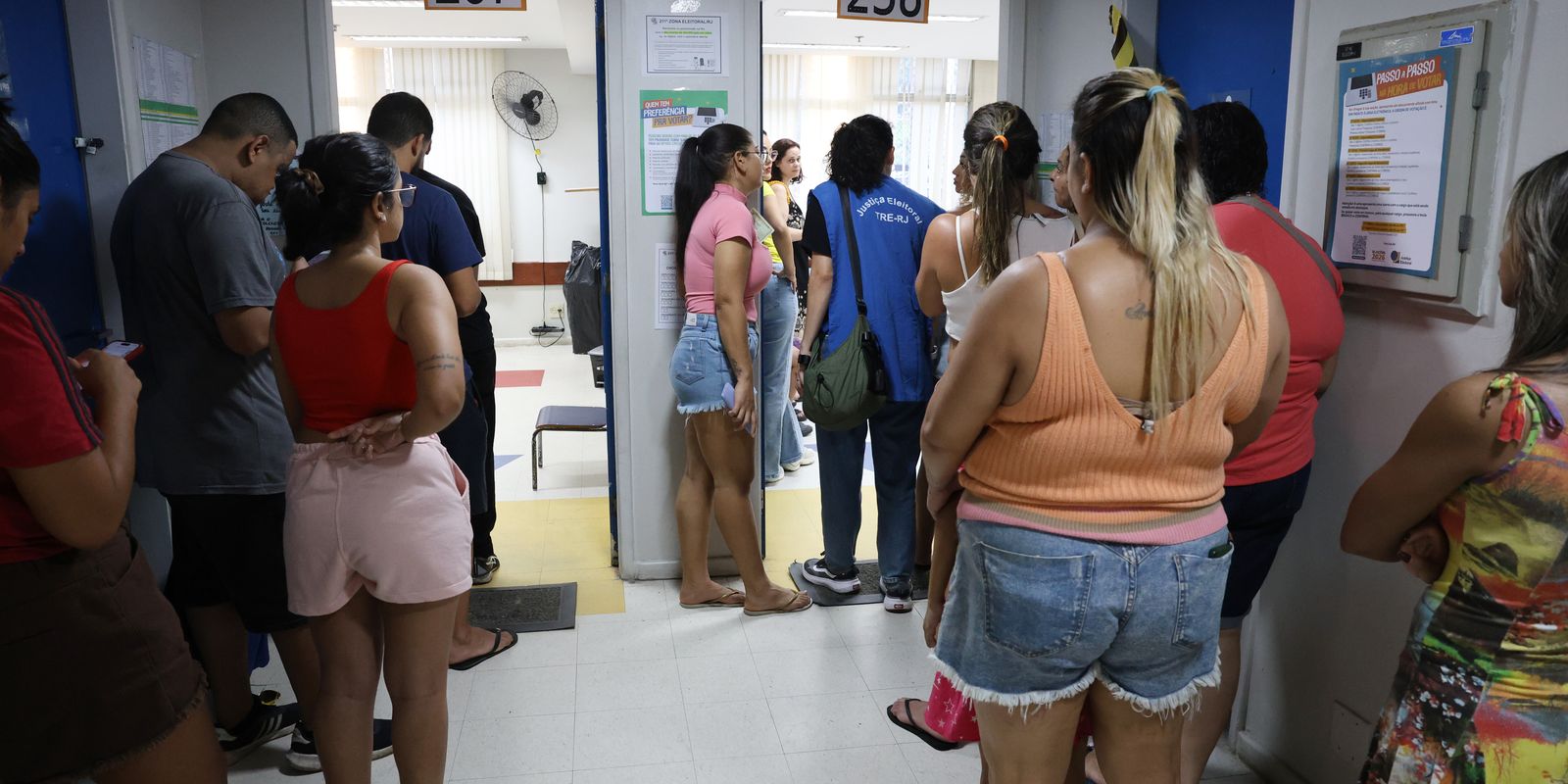 Moradores da Maré enfrentam mudanças nos locais de votação nas eleições