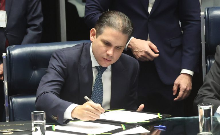 Hugo Motta determina adoção imediata da escala 6x1 na Câmara