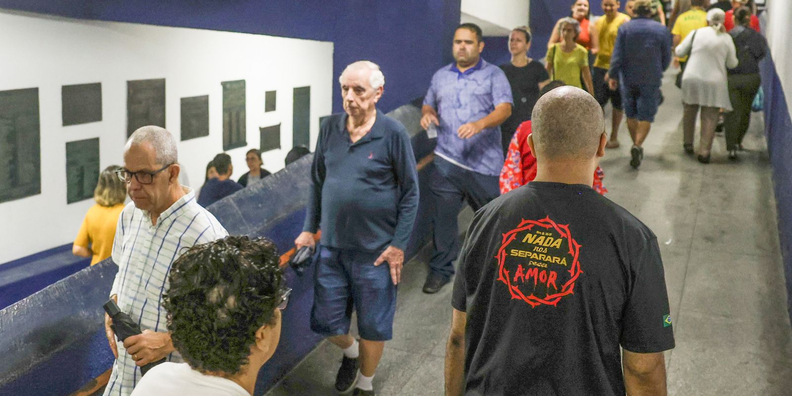 Idoso de 81 anos vai às urnas dez dias após cirurgia no Rio de Janeiro