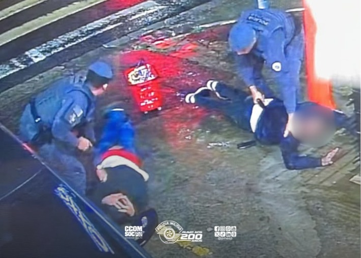 PM prende dois homens após flagrante de roubo a estabelecimento comercial na zona leste de SP
