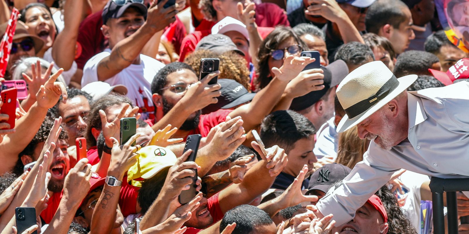 Presidente do TSE telefona para celebrar a reeleição de Lula nas urnas