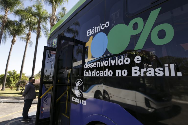 Projeto cria política nacional de eletrificação para ônibus e caminhões