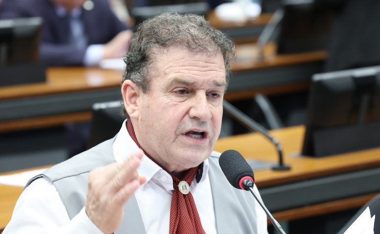 Câmara analisa proposta que cria programa nacional de proteção animal