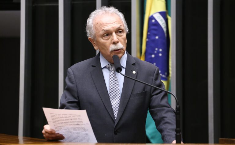 Projeto prevê troca de plásticos descartáveis no setor público e em escolas