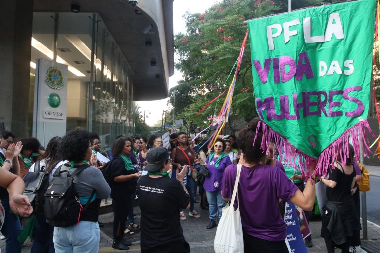 Projeto de lei criminaliza incentivo ao suicídio na violência doméstica