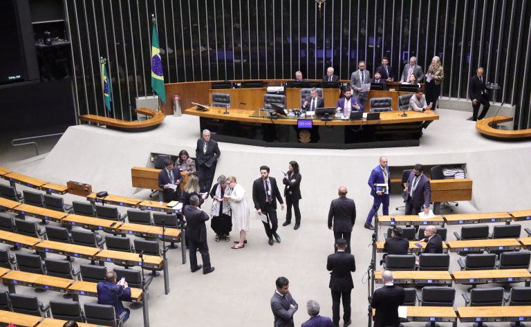 Viagem de Flávio Bolsonaro e reeleição de Lula geram debate no Plenário