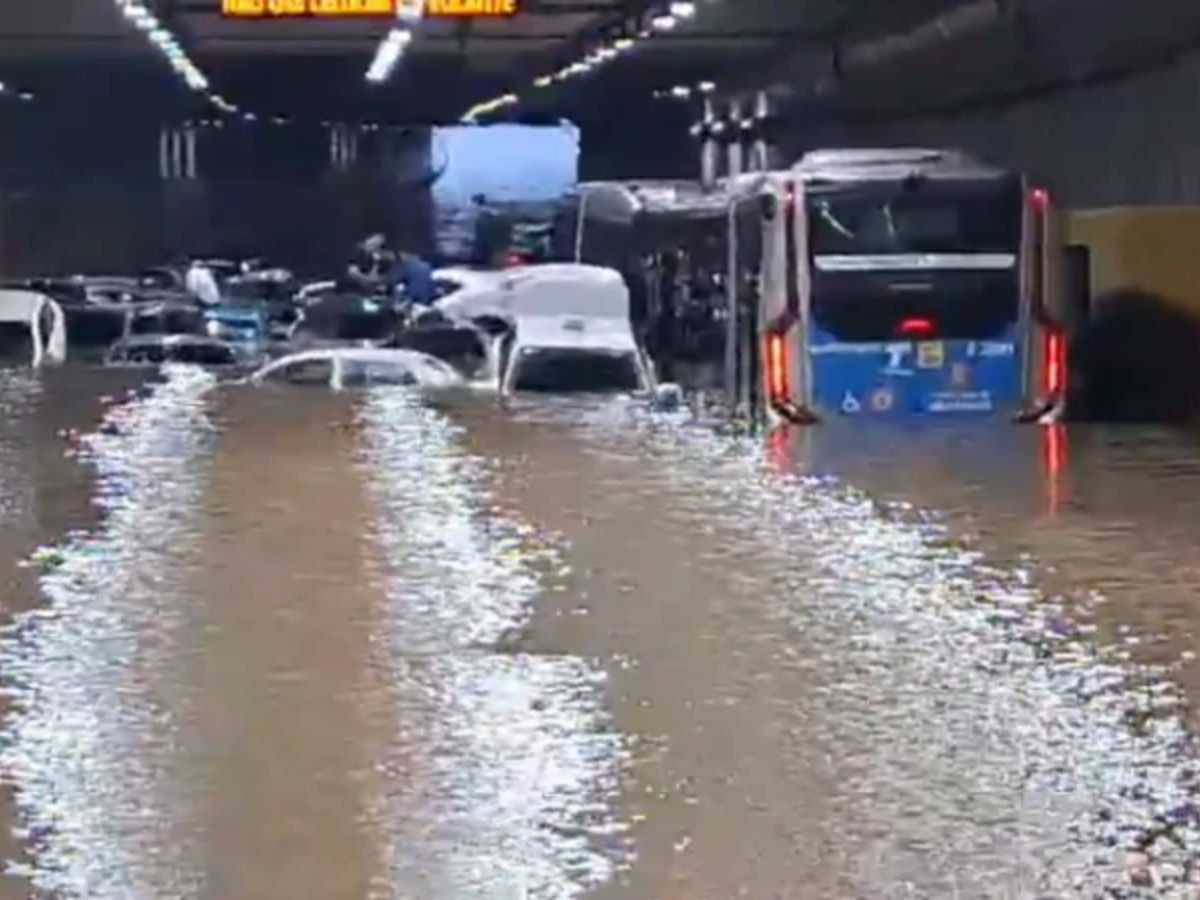 Temporal provoca alagamentos e deixa carros submersos em São Paulo