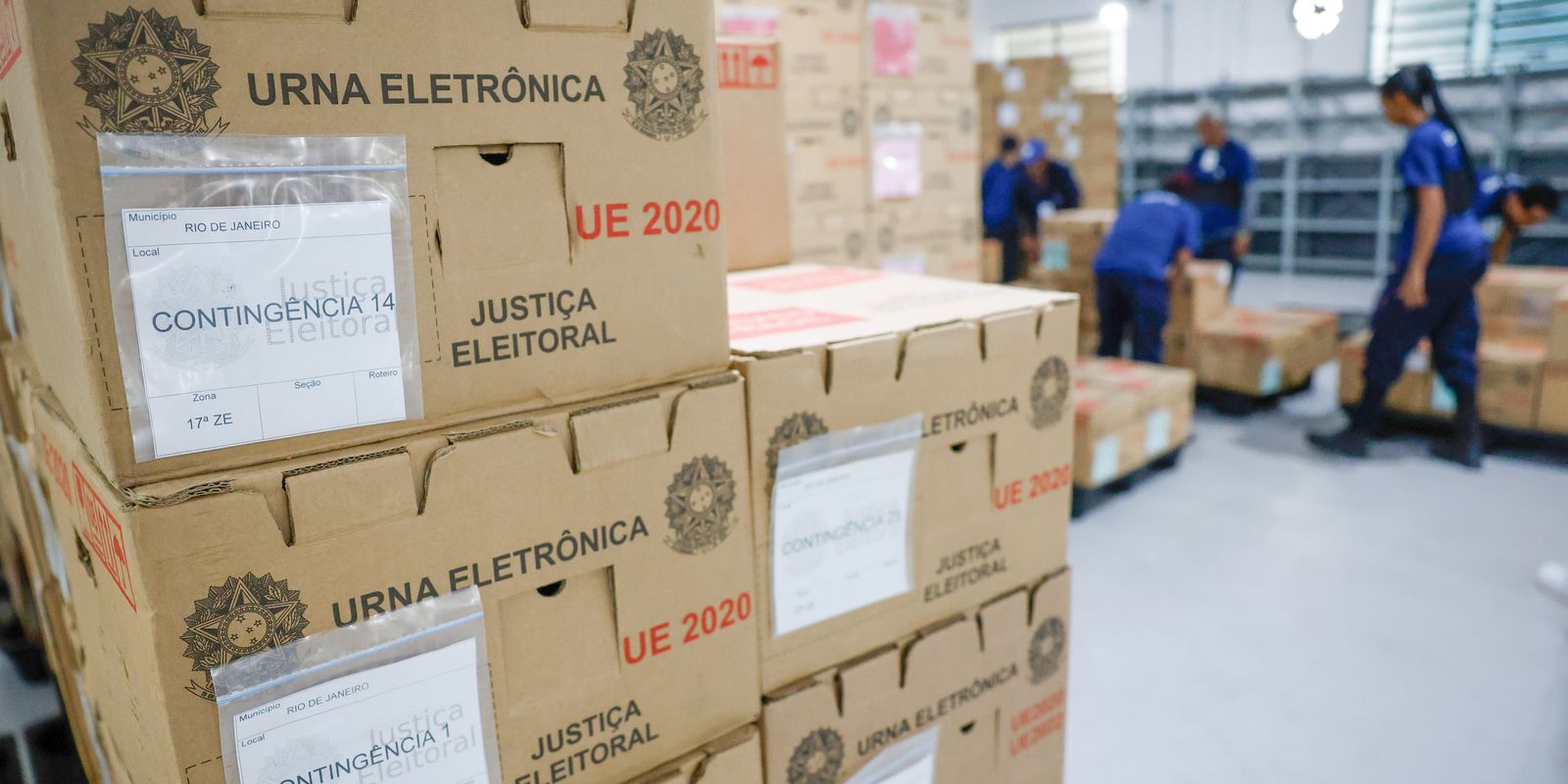 Justiça Eleitoral distribui urnas eletrônicas para a votação