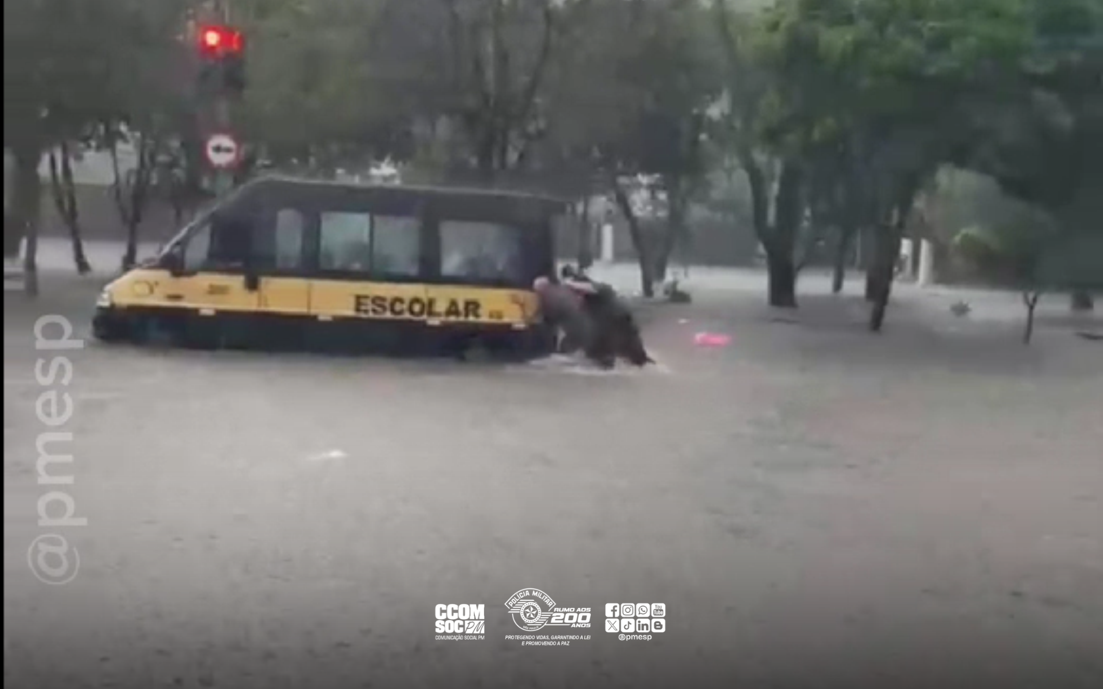 Van escolar com crianças fica ilhada no centro de São Paulo e PMs encaram enchente para ajudar retirar veículo