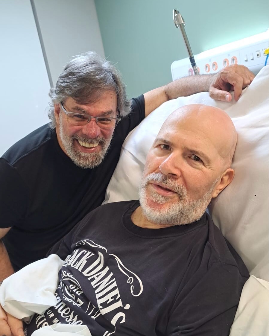 Vitória! Mingau aparece de pé em fisioterapia três anos após tiro na cabeça