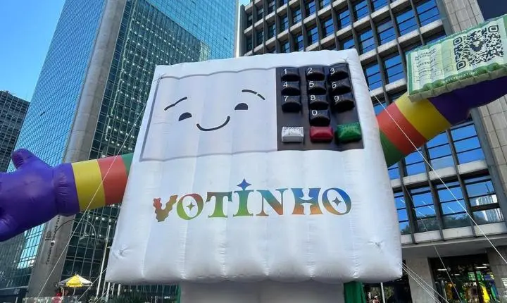 Parada do Orgulho LGBT+ de São Paulo reforça a importância do voto consciente