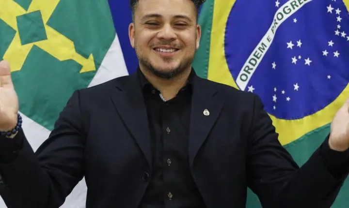 Cantor Osmin Carlson, adotado na Holanda, sonha em retornar ao Brasil