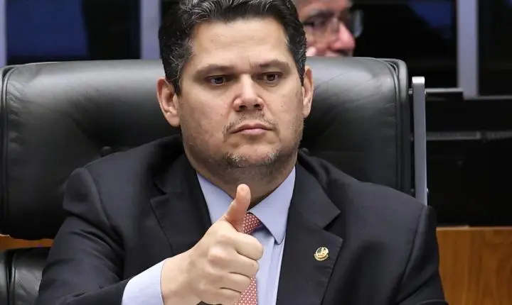 Alcolumbre defende debate aprofundado sobre a PEC da escala 6x1 no Senado