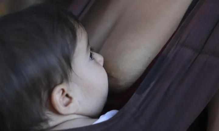 Amamentação reduz riscos de infarto e de AVC em mulheres, diz SBC