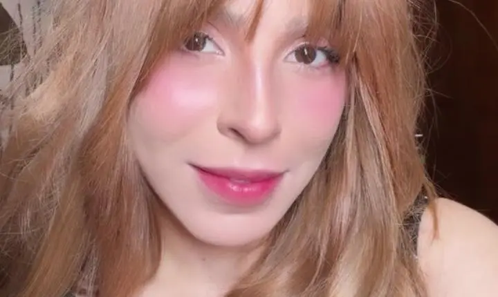 Após lifting facial, Manu Bahtidão exibe novo visual durante show no Amazonas