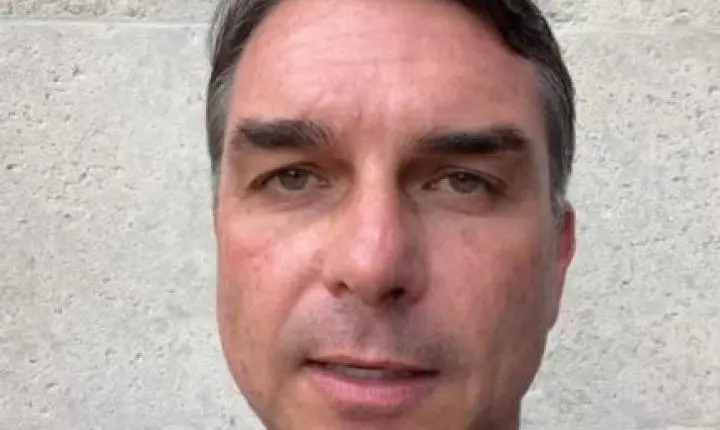 Após perder eleição, Flávio Bolsonaro é intimado por Moraes a entregar passaportes