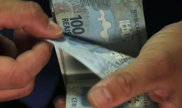 Aposentados e pensionistas do INSS podem verificar adiantamento do 13º salário