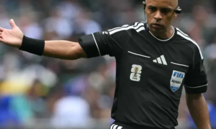 Árbitro brasileiro comanda abertura com mais expulsões da história das Copas