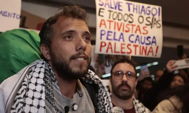 Governo de Milei ordena a deportação de ativista brasileiro na Argentina