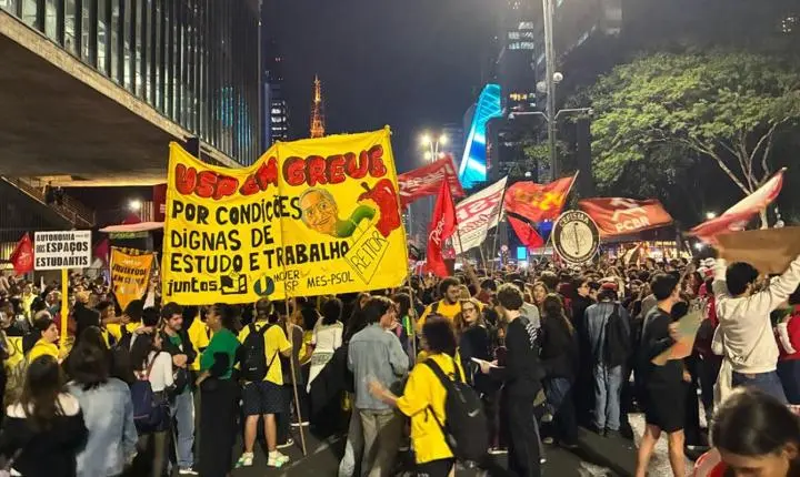 Estudantes da USP realizam manifestação em busca de diálogo com a reitoria