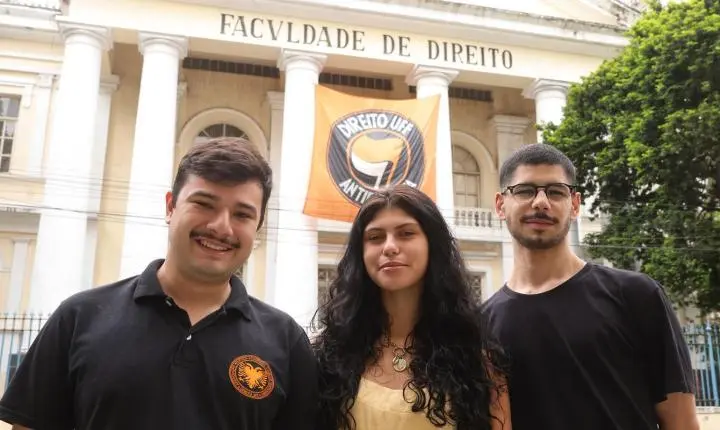 Protesto de estudantes da UFF em Niterói deu início a atos pela reeleição de Lula