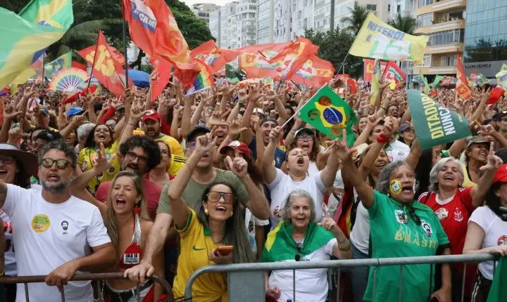 Ato pela democracia com Caetano Veloso e Lula reúne multidão em Copacabana