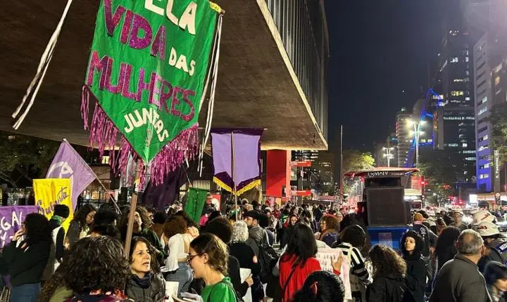 Manifestação em São Paulo defende norma sobre aborto legal em casos de estupro