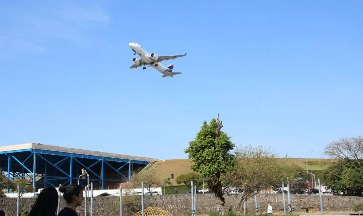 Avião da Aerolíneas Argentinas sofre impacto de drone no Galeão