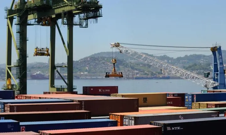 Balança comercial brasileira registra superávit de US$ 7,4 bilhões em agosto