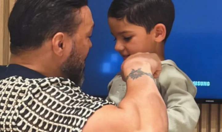 Belo completa 52 anos e ganha presente especial do enteado