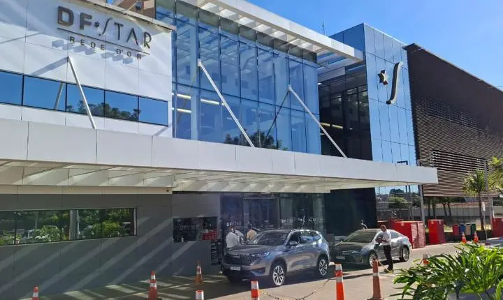 Jair Bolsonaro passa por intervenção cirúrgica no ombro em hospital de Brasília