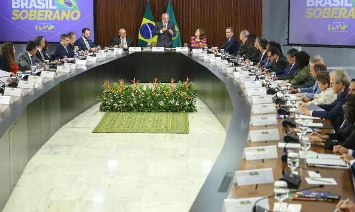 Brasil intensifica busca por novos parceiros comerciais em resposta a taxações dos Estados Unidos