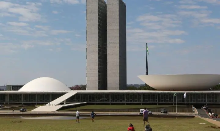 Calendário especial no senado pode acelerar votação da escala 6x1
