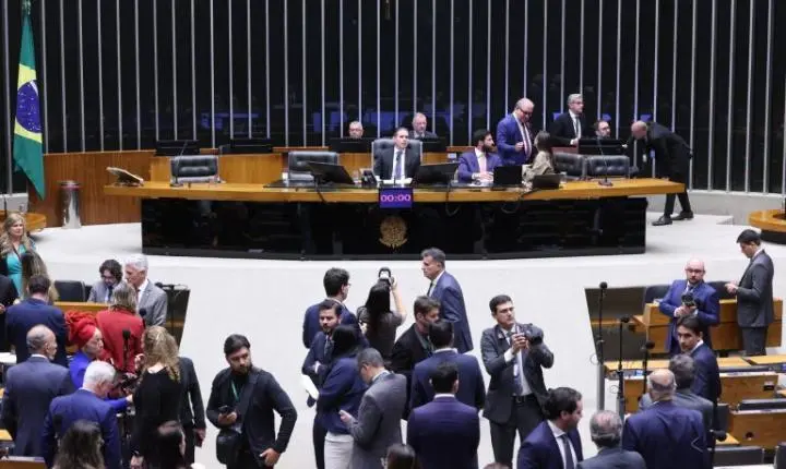 Câmara adia votação que prevê o fim da taxa das blusinhas para quinta-feira