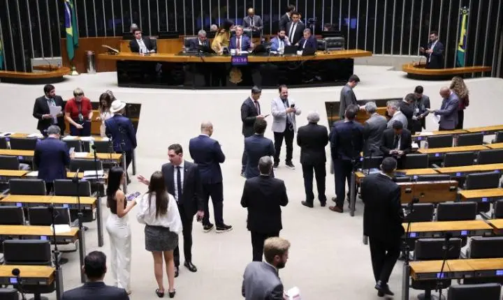 Câmara aprova PEC que estende imunidade tributária a entidades religiosas para bens e serviços