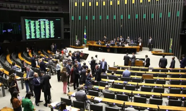 Câmara dos Deputados analisa proposta para o SUS aceitar exames da rede privada