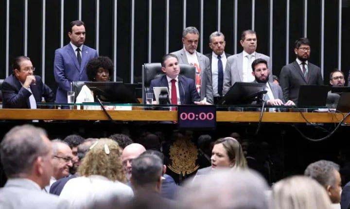 Câmara dos Deputados agenda votação de propostas sobre impactos econômicos, combate ao feminicídio e imunidade tributária