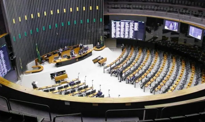 Câmara dos Deputados pauta projetos para combater feminicídio e controlar preço de combustíveis