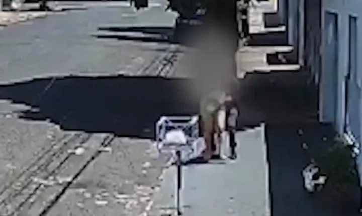 Câmera de segurança flagra homem estuprando mulher no meio da rua