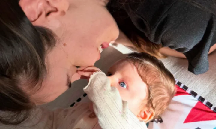 Camila Queiroz divulga novas fotos da filha Clara e expressa emoção: 'Sonhei com você'