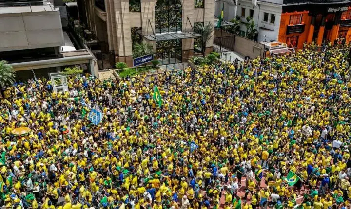 Flávio Bolsonaro realiza manifestação na Avenida Paulista