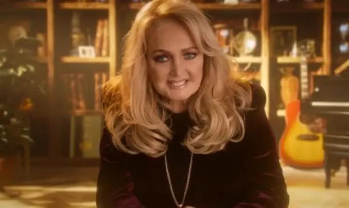 Bonnie Tyler segue hospitalizada e em recuperação após coma induzido