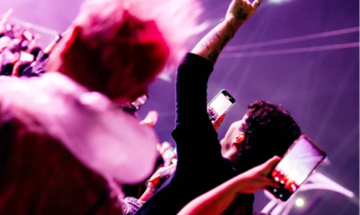 Casal famoso deixa área VIP do Rock in Rio após dança de cantora causar situação desconfortável